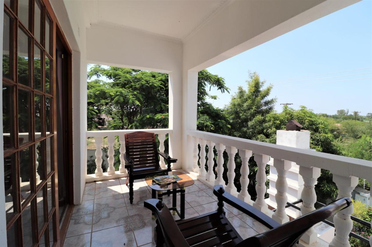 Sentosa Guest House Francistown Bagian luar foto