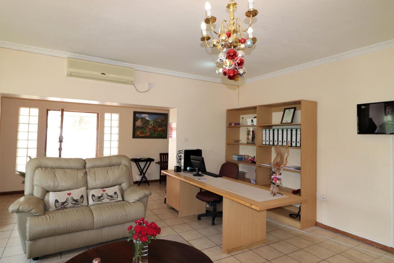 Sentosa Guest House Francistown Bagian luar foto